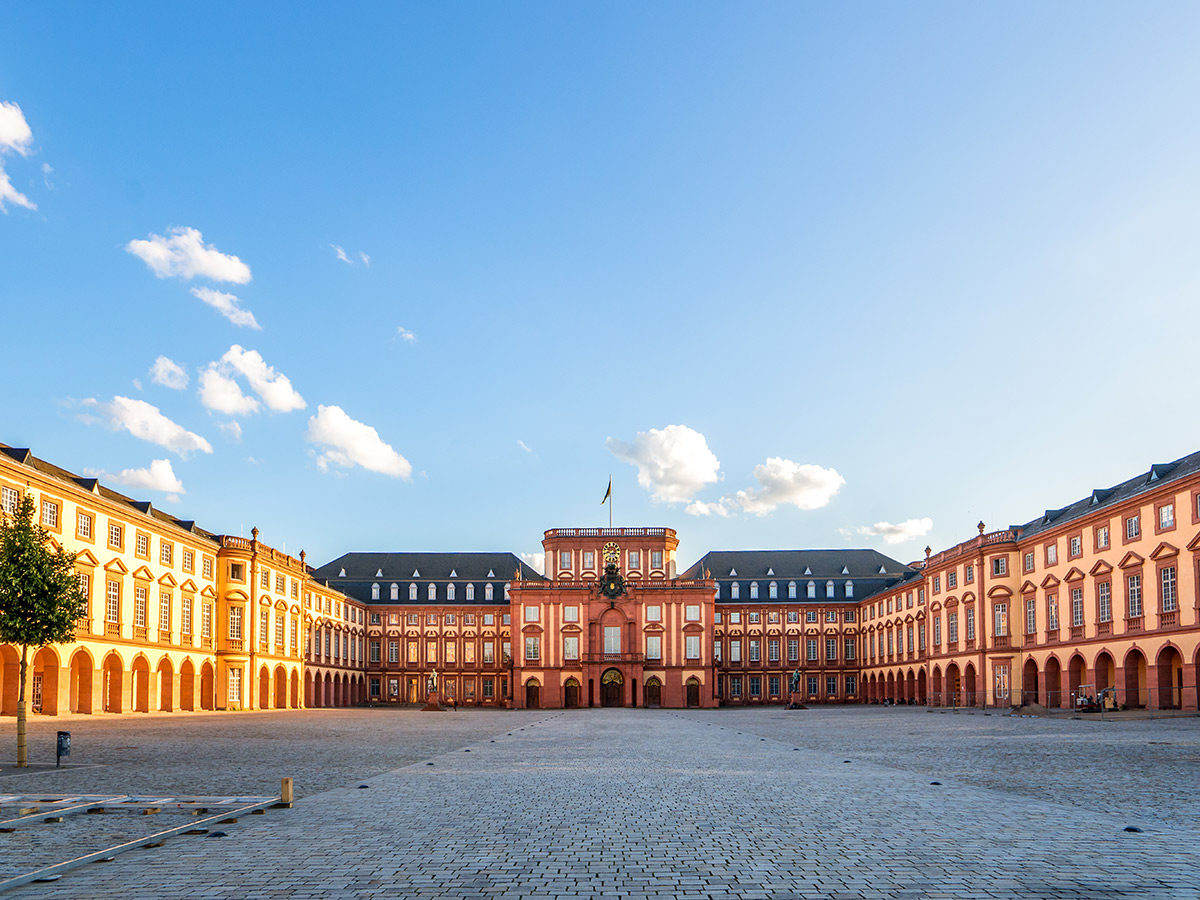 heidelberg-erlebnisreiche-reise-aus-geschichte-charme-und-natur-mit-spannendem-ausflug-mannheim-schloss-universitaet-116624575.jpg