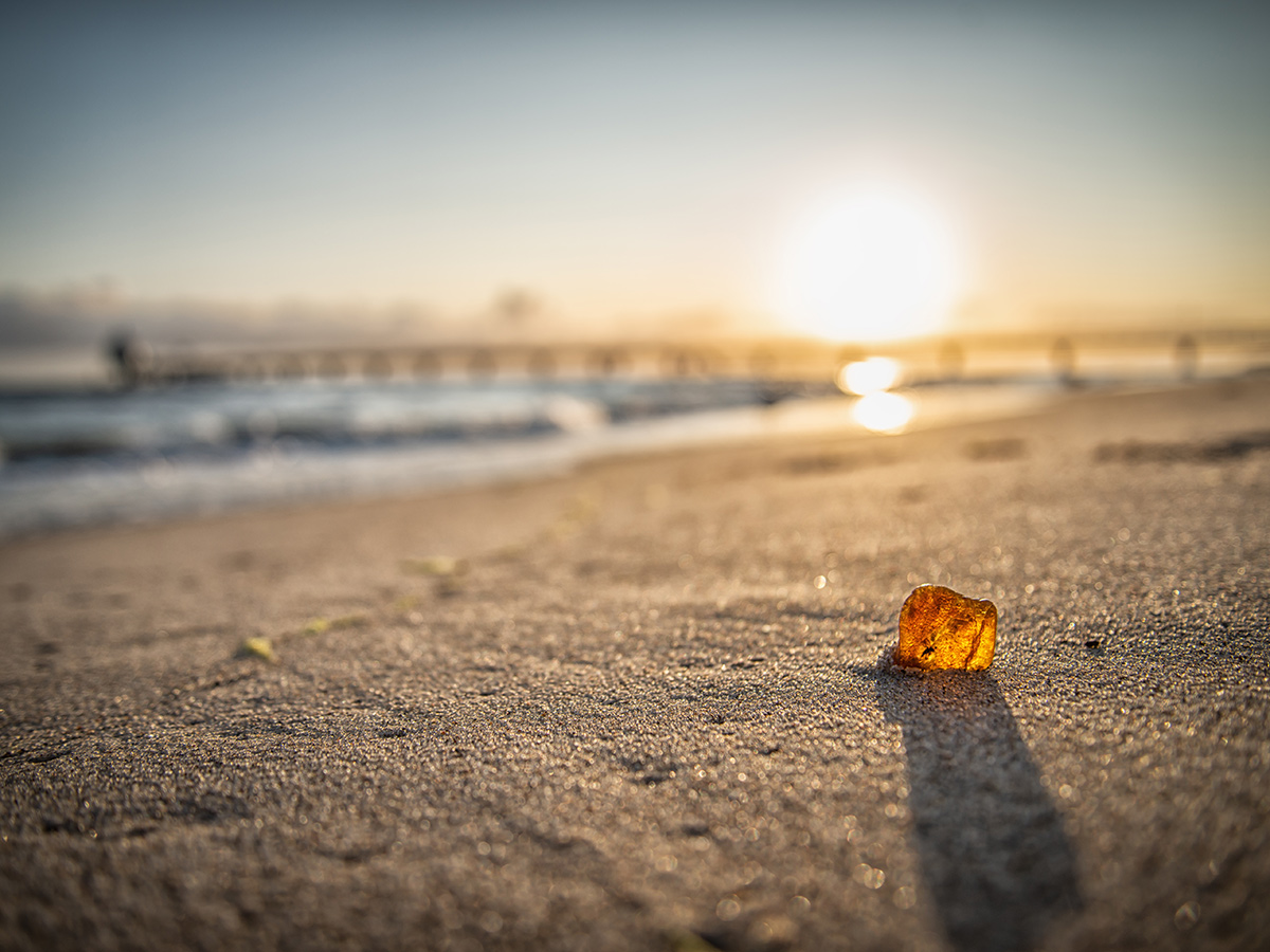 heringsdorf-auf-usedom-weihnachtszauber-an-der-ostsee-bernstein-im-sonnenaufgang-am-stran-291348804.jpg