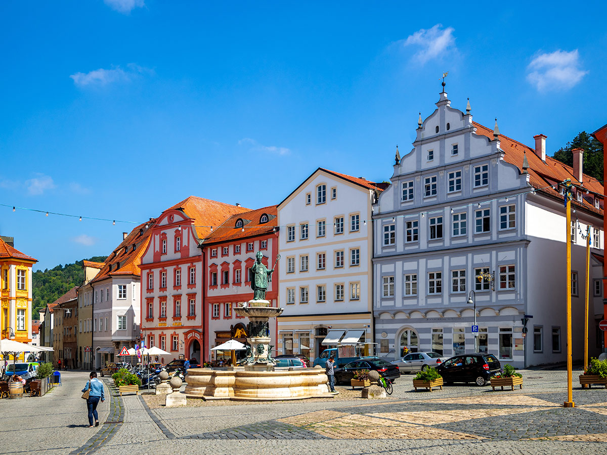 ingolstadt-mit-barockstadt-im-altmuehltal-kloster-weltenburg-und-neuburg-an-der-donau-marktplatz-in-eichstaet-291135929.jpg