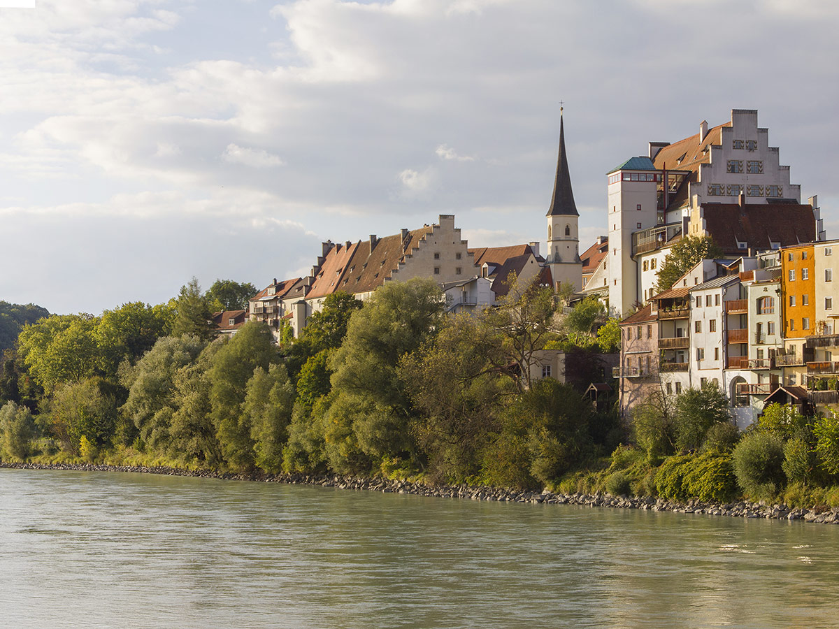 inzell-der-chiemgau-die-alpen-und-die-perlen-bayerns-wasserburg-am-inn-92851234.jpg