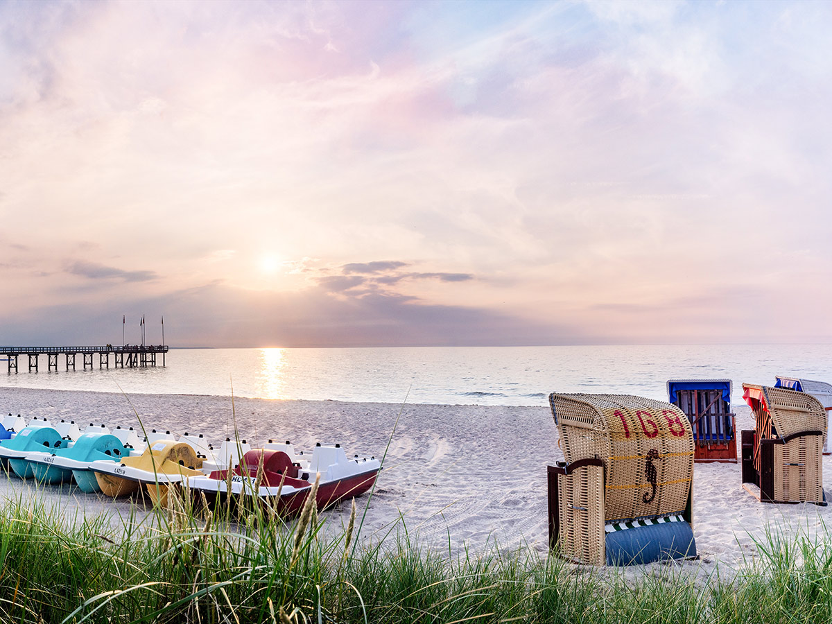 kieler-woche-2018-weltgroesstes-segelsportereignis-bunte-tretboote-im-sonnenuntergang--weissenhaeuser-strand-164871484.jpg