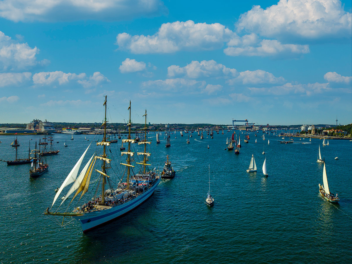 kieler-woche-2023-weltgroesstes-segelsportereignis-mit-olympiahafen-schilksee-390820088.jpg