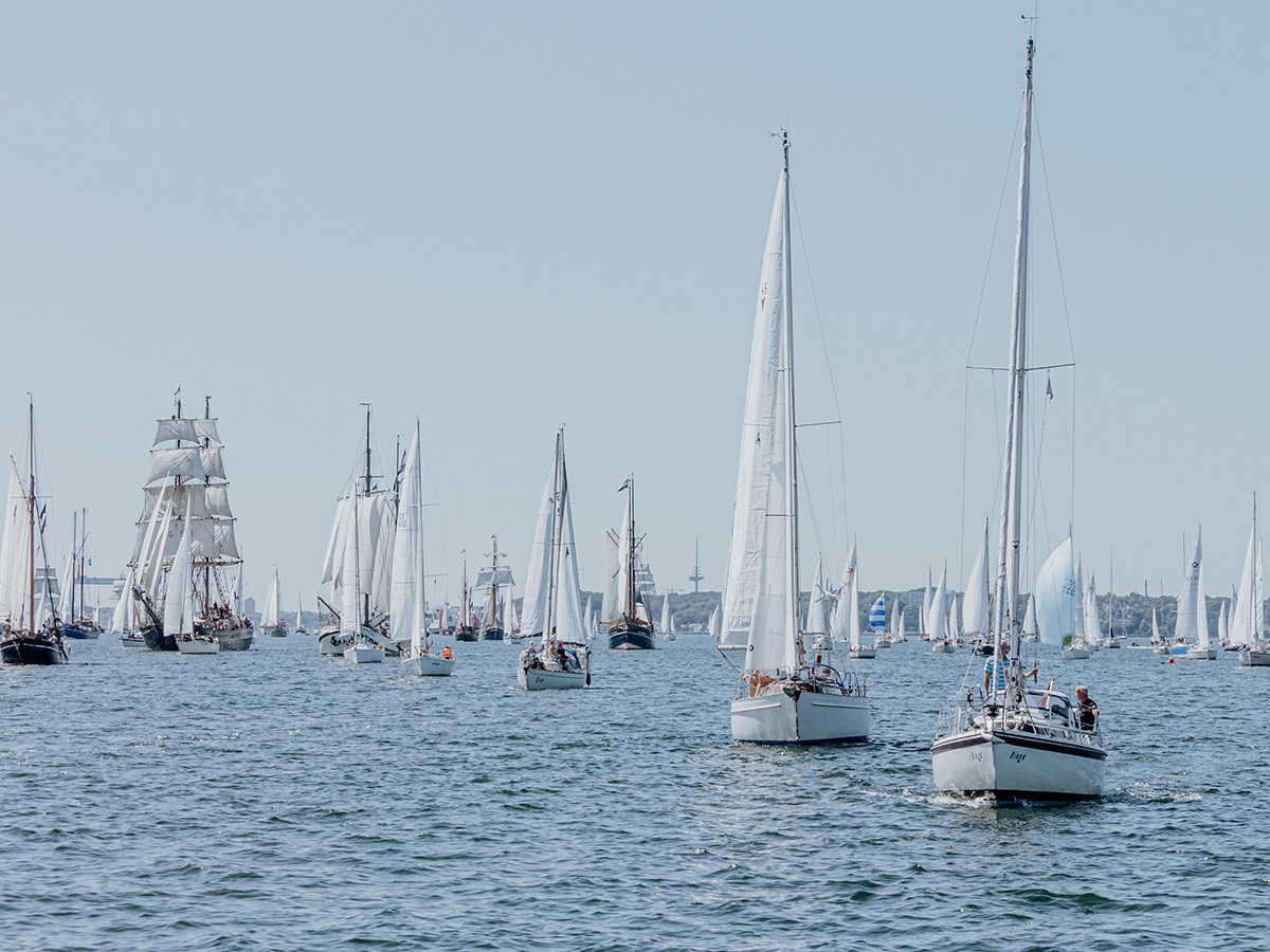 kieler-woche-2023-weltgroesstes-segelsportereignis-mit-olympiahafen-schilksee-kieler-woche-windjammerparade-323704797.jpg