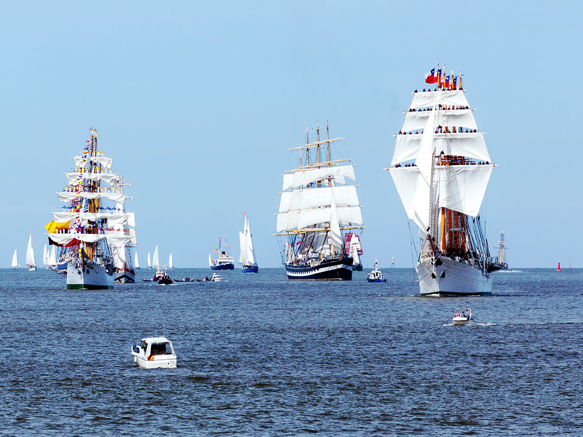 kieler-woche-2023-weltgroesstes-segelsportereignis-mit-olympiahafen-schilksee-segelschiffe-zur-sail-in-bremerhaven-224619173.jpg