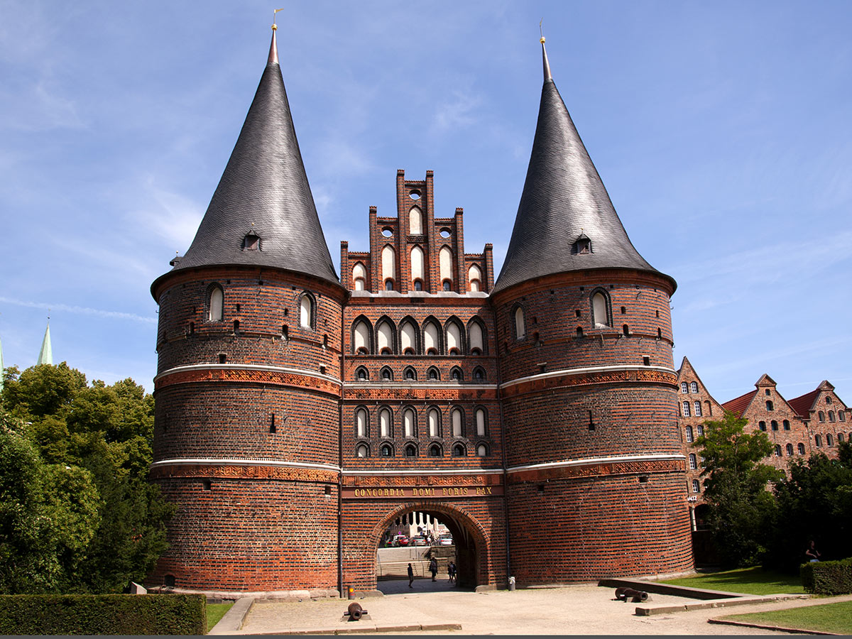 luebeck-romantische-hansestadt-luebeck-holstentor-54885045.jpg