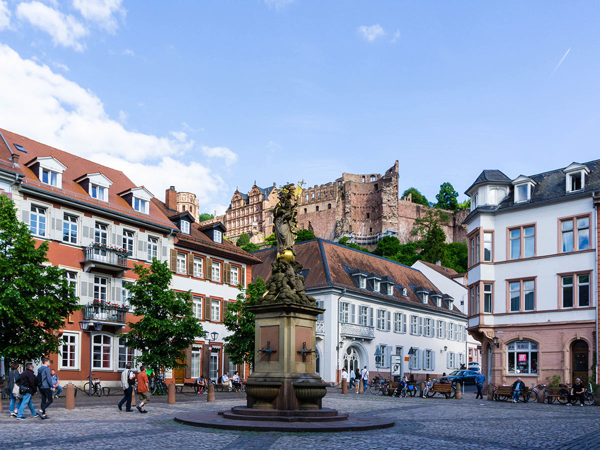 mannheim-und-heidelberg-kornmarkt-madonna-in-heidelberg-180891896.jpg