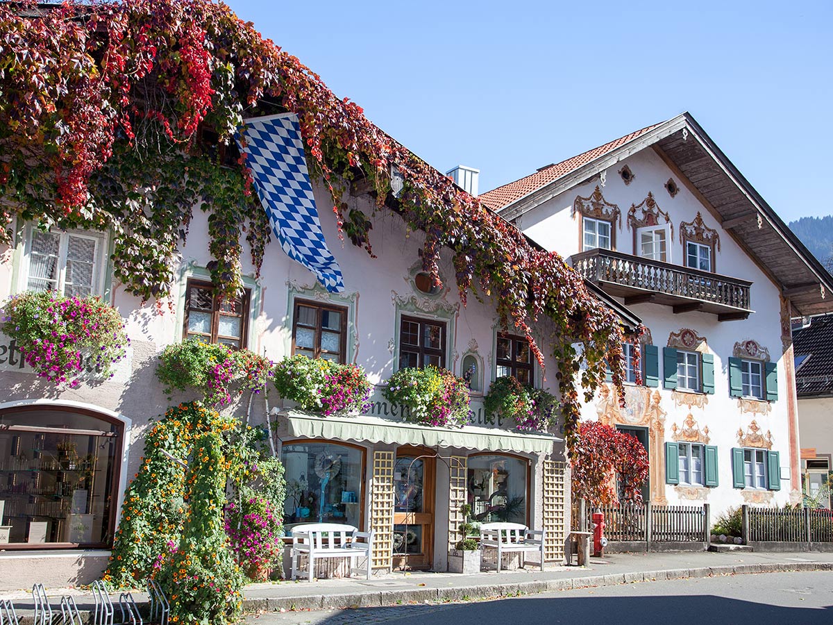 mittenwald-der-himmel-haengt-voller-geigen-hausfassade-in-oberammergau-74539174.jpg