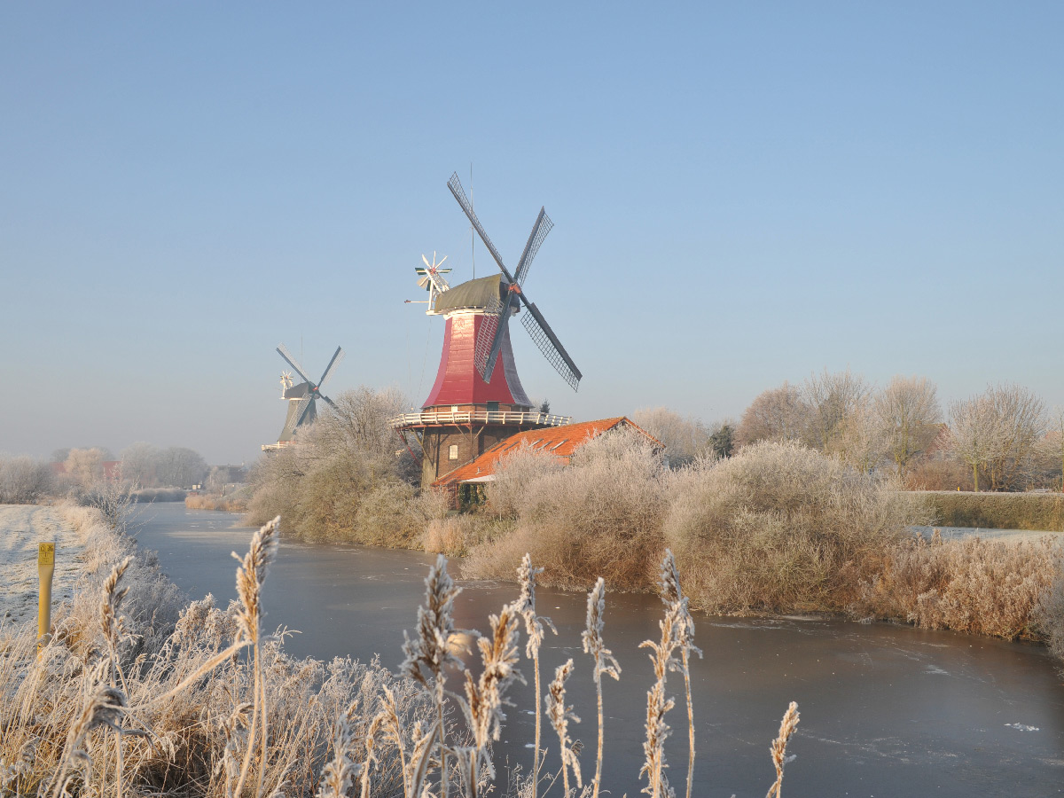 norddeich-silvesterfeuerwerk-ueber-dem-meer-greetsieler-zwillingsmuehlen-11539240.jpg