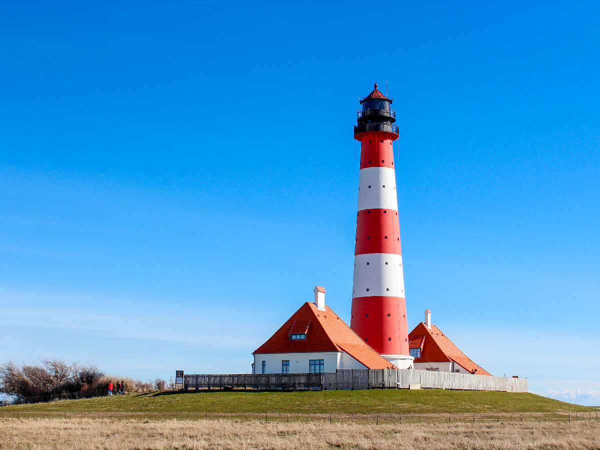 norddeich-silvesterfeuerwerk-ueber-dem-meer-leuchtturm-188087058.jpg