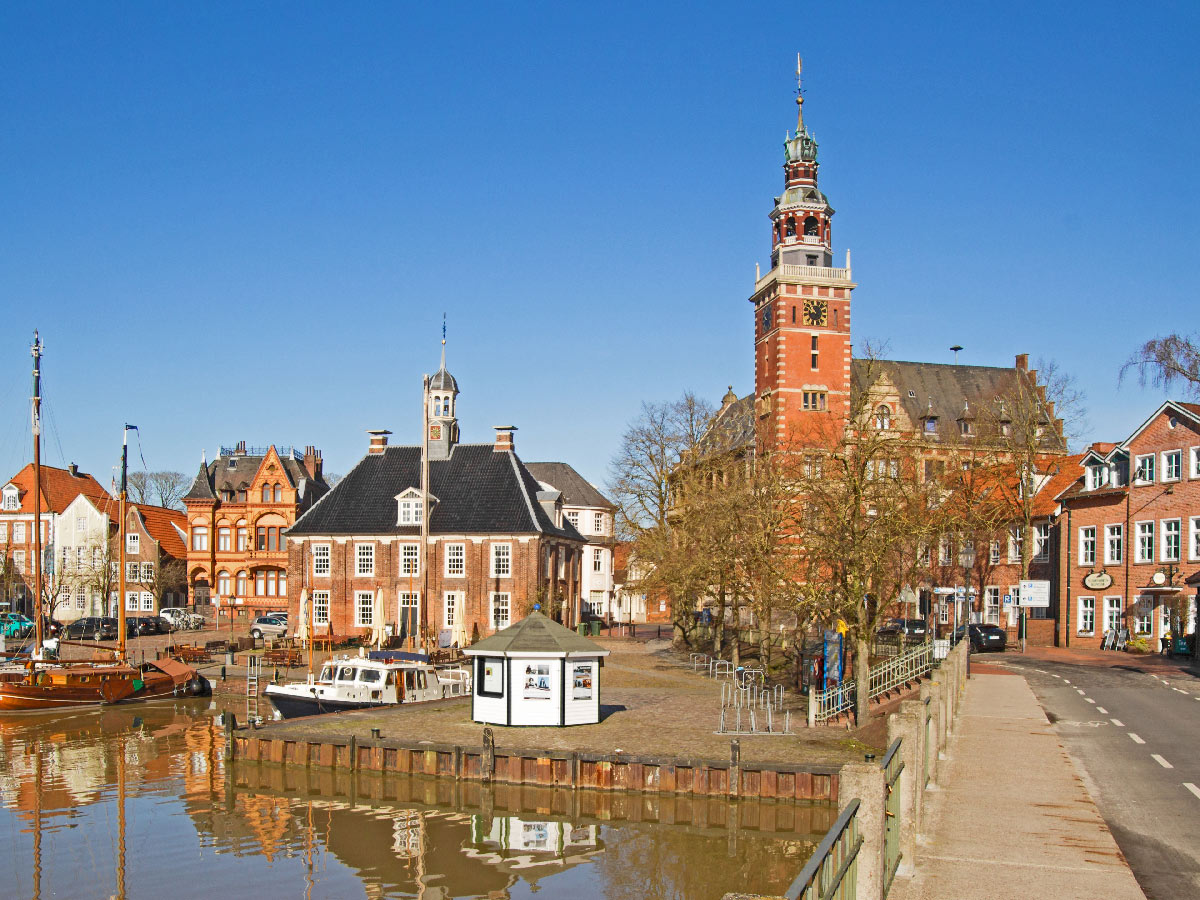 norddeich-silvesterfeuerwerk-ueber-dem-meer-rathaus-in-leer-200111184.jpg