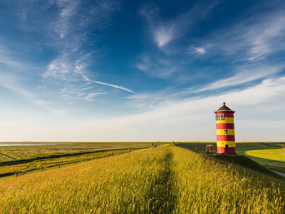 norddeich-wohlfuehlurlaub-und-erholung-an-der-nordseekueste-der-pilsumer-leuchtturm-514631854.jpg