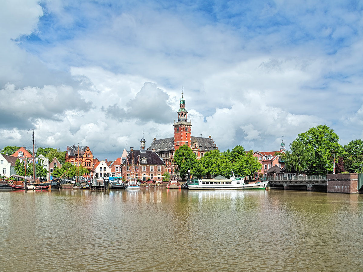 norddeich-wohlfuehlurlaub-und-erholung-an-der-nordseekueste-rathaus-in-leer-128537312.jpg