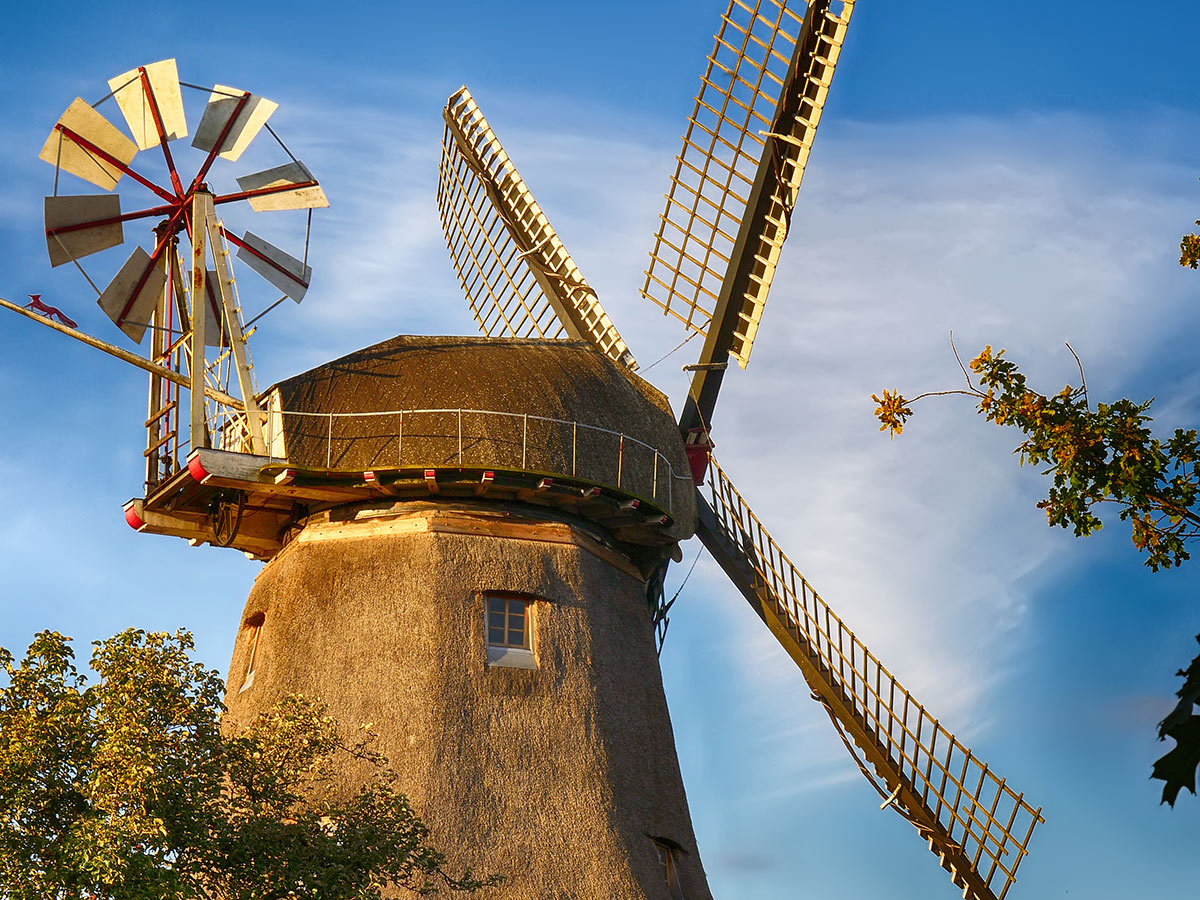 norddeich-wohlfuehlurlaub-und-erholung-an-der-nordseekueste-windmuehle-in-jever-94618612.jpg