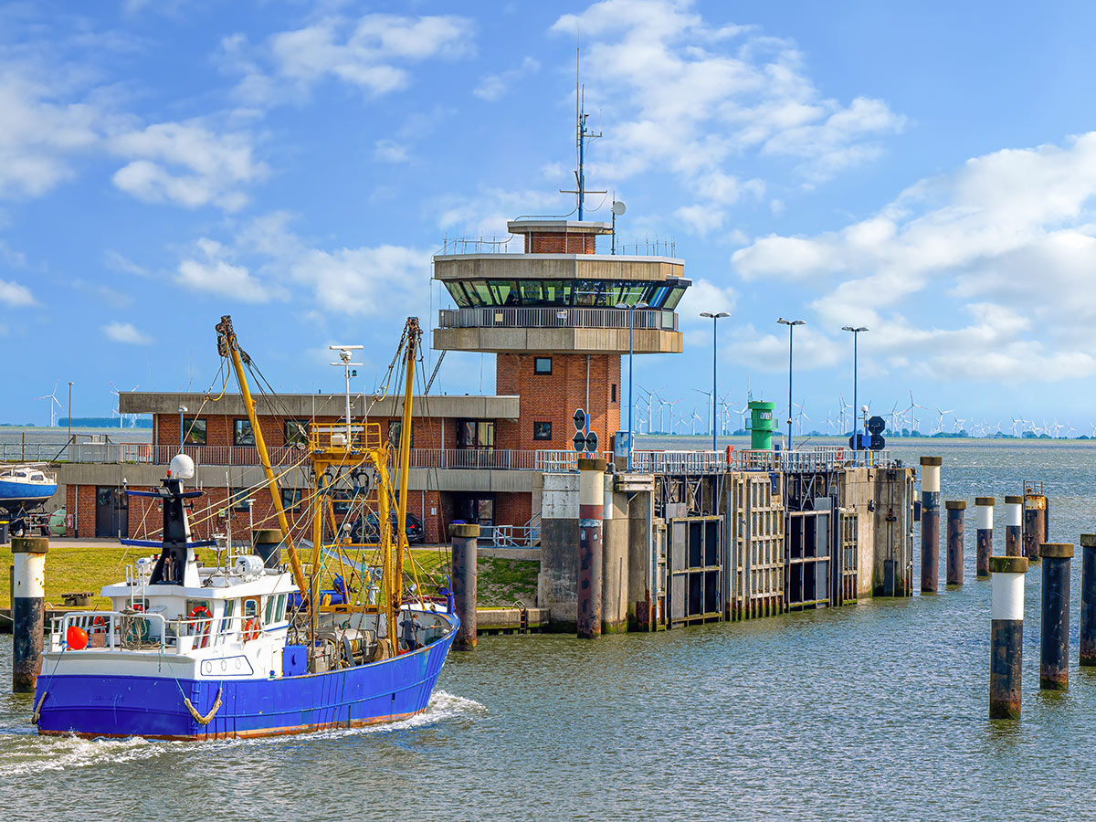 nordseeheilbad-buesum-mit-ausfluegen-nach-husum-und-friedrichstadt-hafenszene-mit-fischerboot-buesu-520186155.jpg