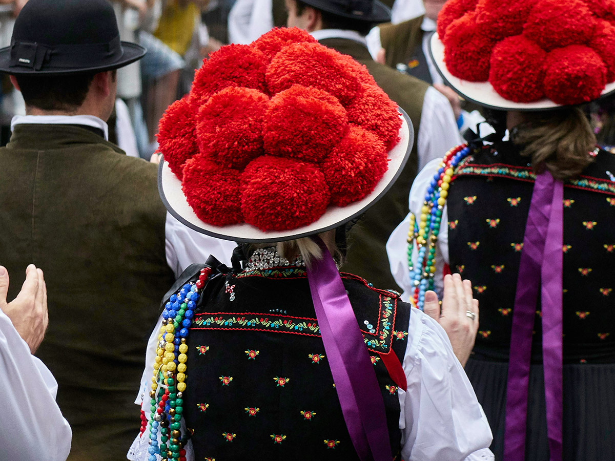 oberharmersbach-schwarzwaelder-gemuetlichkeit-und-das-savoir-vivre-des-elsass-schwarzwaelder-tracht-mit-bollenhut-237066405.jpg