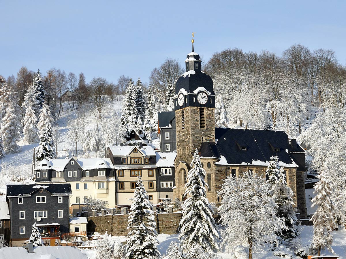 oberhof-romantische-adventsstimmung-im-winterlichen-thueringen-kirche-in-lauscha-47319725.jpg