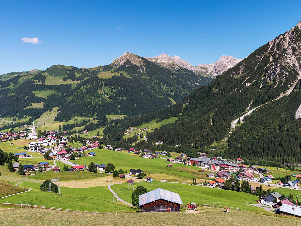 oberstdorf-das-allgaeu-von-seiner-schoensten-seite-mittelberg-im-kleinwalsertal-139353386.jpg