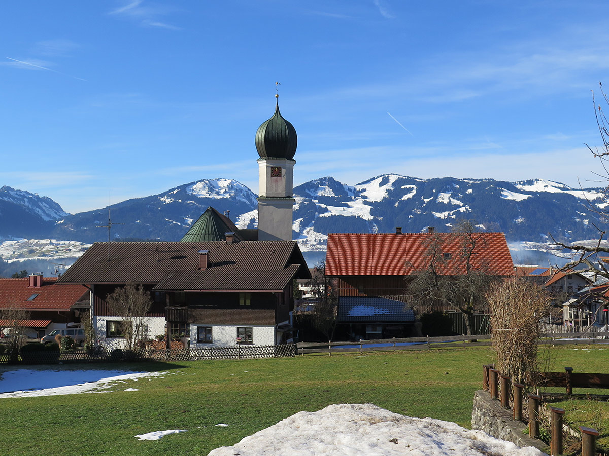 oberstdorf-kirche-von-schoellang-bei-oberstdorf-127336165.jpg