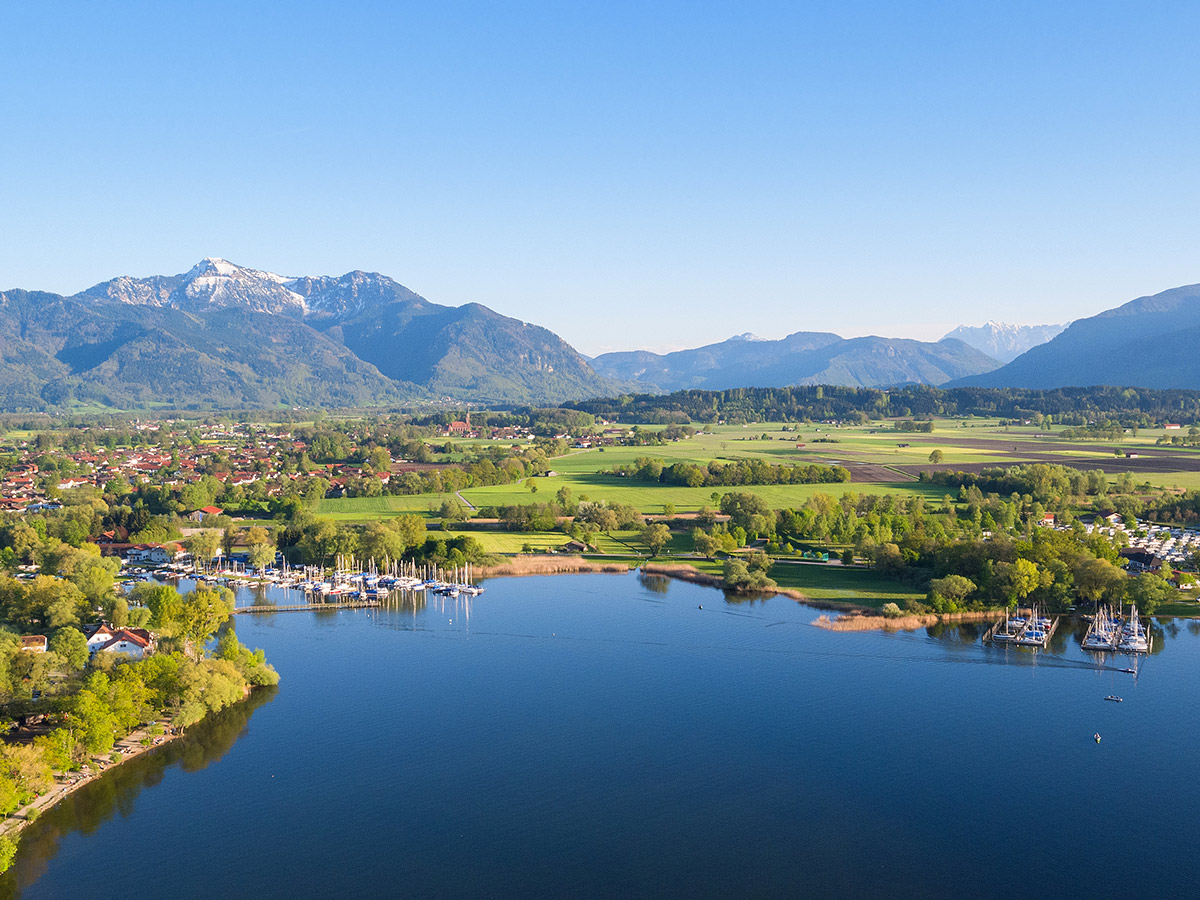 obing-chiemgauer-alpenwelt-idyllische-auszeit-im-bayerischen-paradies-mit-besuch-von-muenchen-und-salzburg-chiemsee-feldwies-308245064.jpg