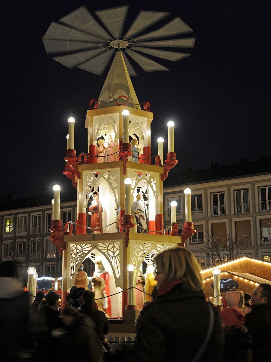 advent-im-odenwald-weihnachtsmarkt-in-darmstadt-65047438.jpg