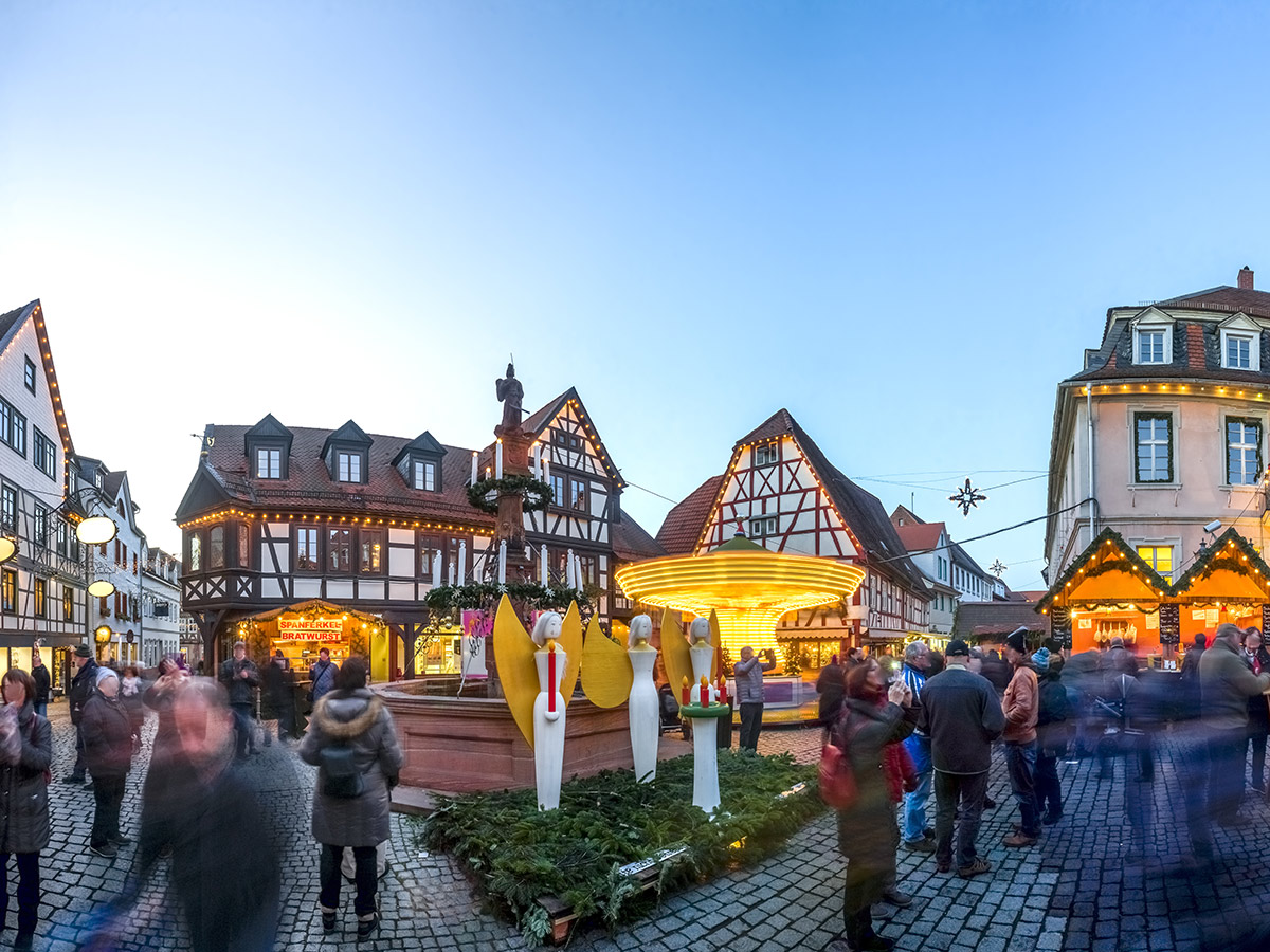 advent-im-odenwald-weihnachtsmarkt-in-michelstadt-195206982.jpg