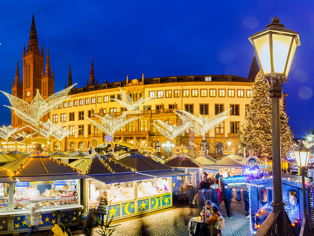 advent-im-odenwald-weihnachtsmarkt-in-wiesbaden-130436025.jpg