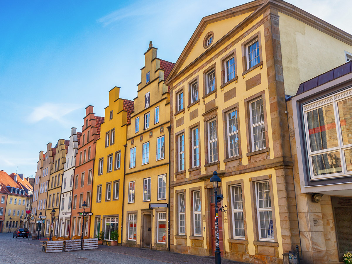 osnabrueck-stadt-des-westfaelischen-friedens-mit-felix-nussbaum-haus-und-erich-maria-remarque-zentrum-alte-buergerhaeuser-am-marktplatz-296885284.jpg