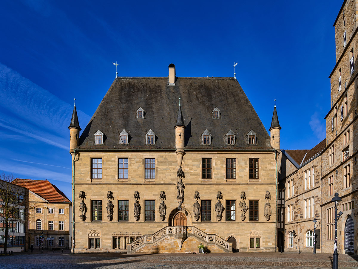 osnabrueck-stadt-des-westfaelischen-friedens-mit-felix-nussbaum-haus-und-erich-maria-remarque-zentrum-rathaus-osnabrueck-431550300.jpg