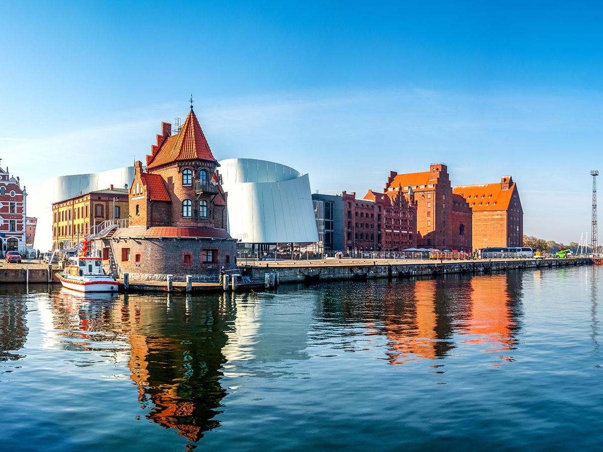 ostseebad-sellin-geniessen-sie-die-traumstraende-und-landschaften-der-insel-ruegen-hafen-von-stralsund-260344705.jpg