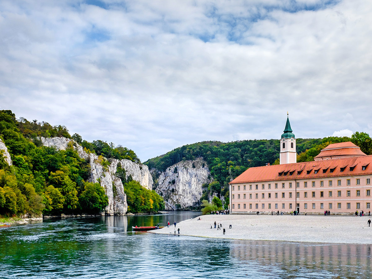 regensburg-wo-gold-und-licht-wie-milch-und-honig-fliessen-kloster-weltenburg-92478653.jpg