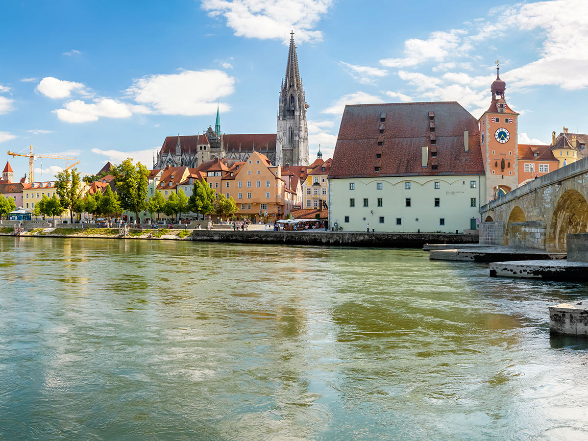 regensburg-wo-gold-und-licht-wie-milch-und-honig-fliessen-regensburg-176443791.jpg