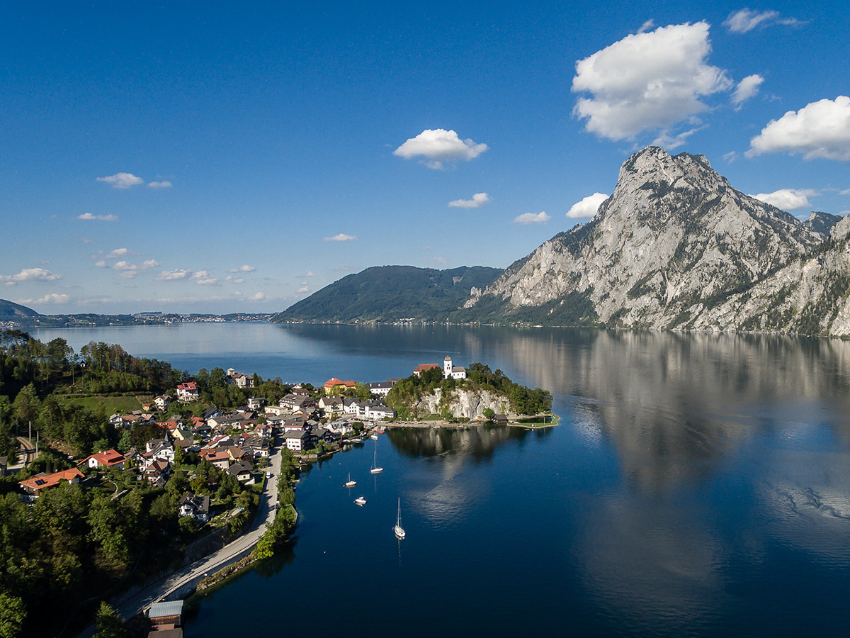 ruhpolding-der-chiemgau-die-alpen-und-die-perlen-bayerns-traunstein-94598616.jpg