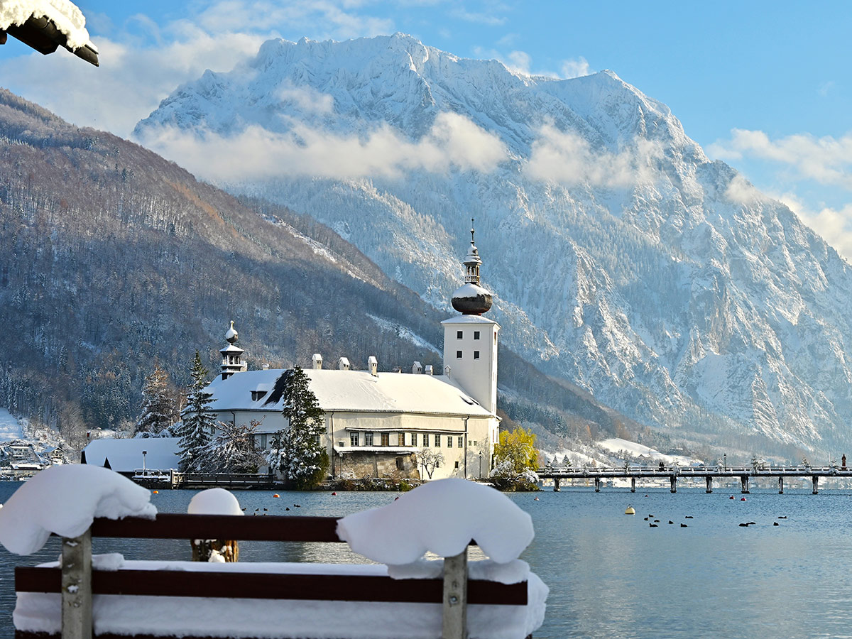 ruhpolding-winterzauber-in-den-bayerischen-alpen-mit-salzburg-seeschloss-am-traunsee-752225772.jpg