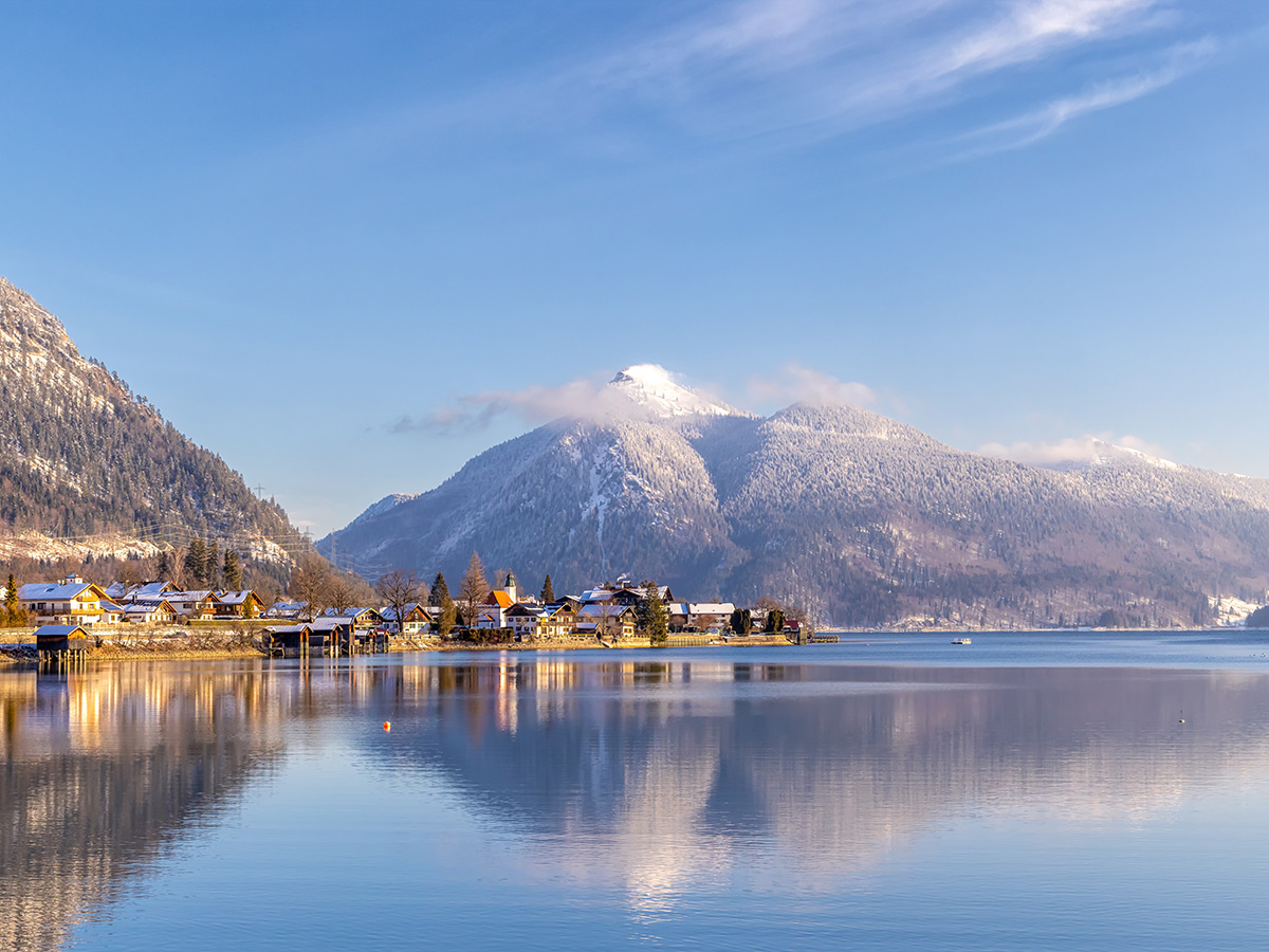 ruhpolding-winterzauber-in-den-bayerischen-alpen-mit-salzburg-sonniger-wintermorgen-am-walchensee-567437239.jpg