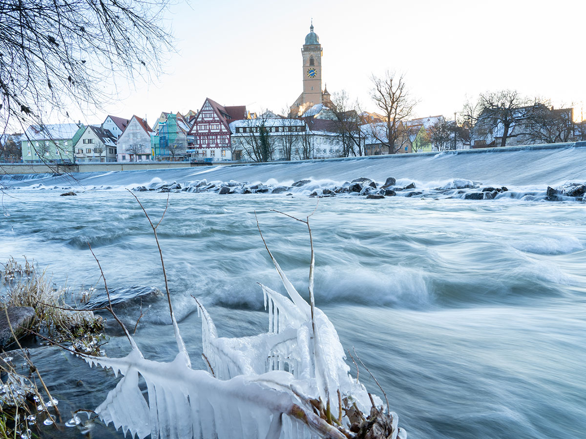 schwaebische-alb-funkelnde-weihnachtsmaerkte-nuertingen-am-neckar-im-winter-414023221.jpg