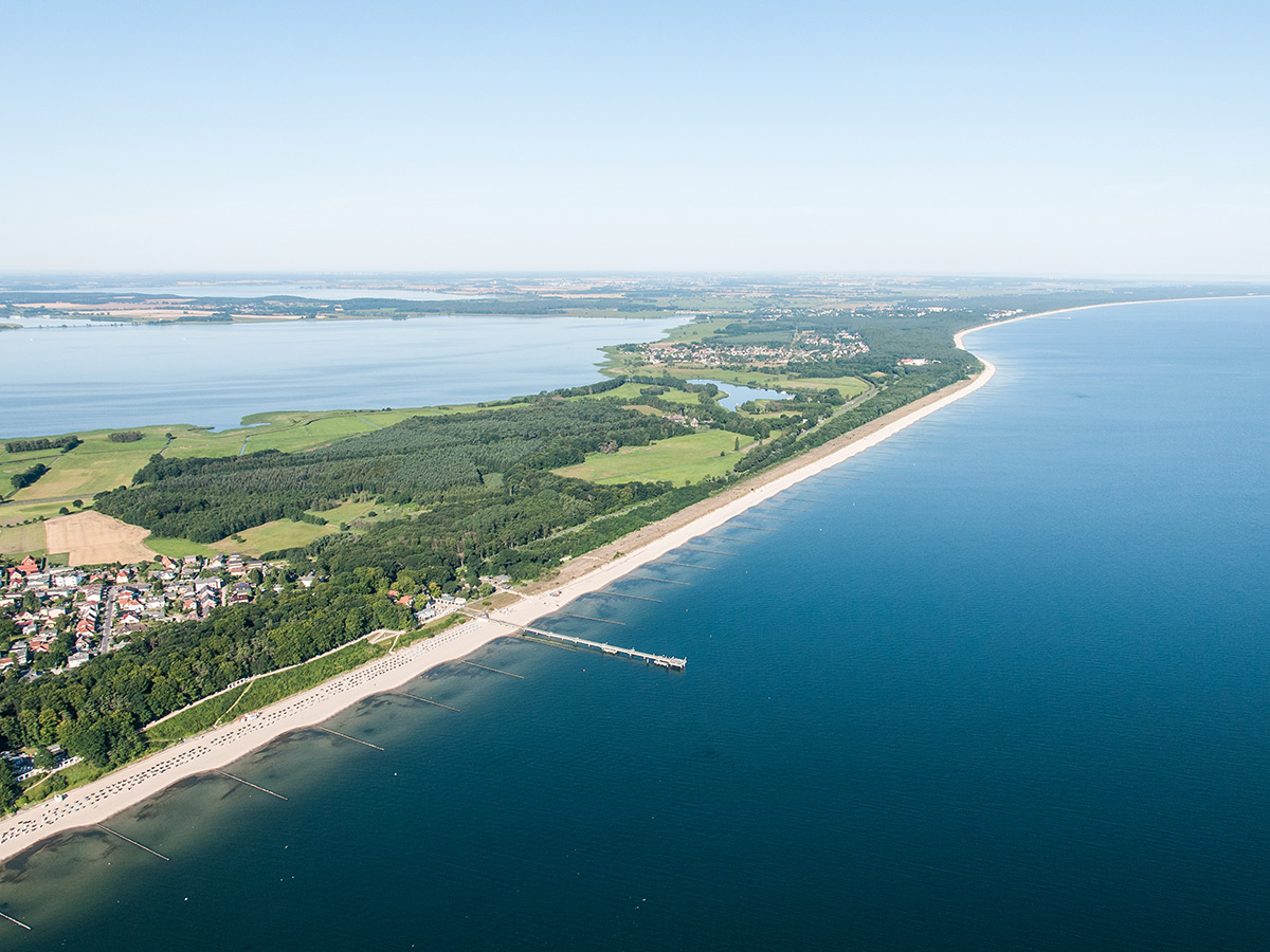 seebad-heringsdorf-an-der-insel-usedem-luftaufnahme-des-kuestenstreifens-der-insel-usedom-122856081.jpg