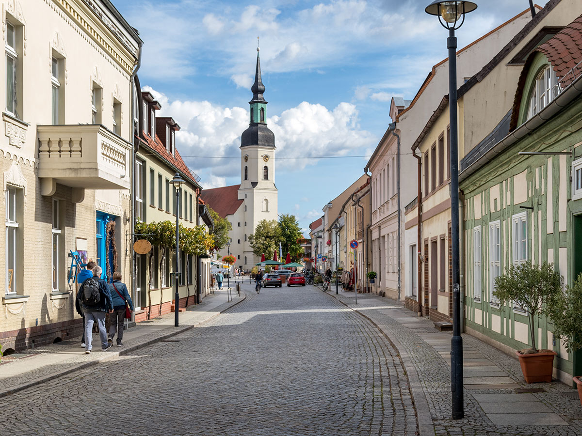 romantischer-spreewald-mit-idyllischer-kahnfahrt-ausflug-nach-cottbus-luebbenau-293311225.jpg