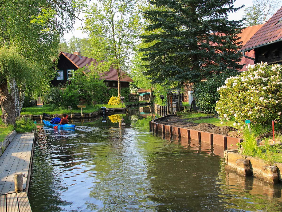 romantischer-spreewald-mit-idyllischer-kahnfahrt-ausflug-nach-cottbus-paddeln-im-spreewald-lehde-231673258.jpg