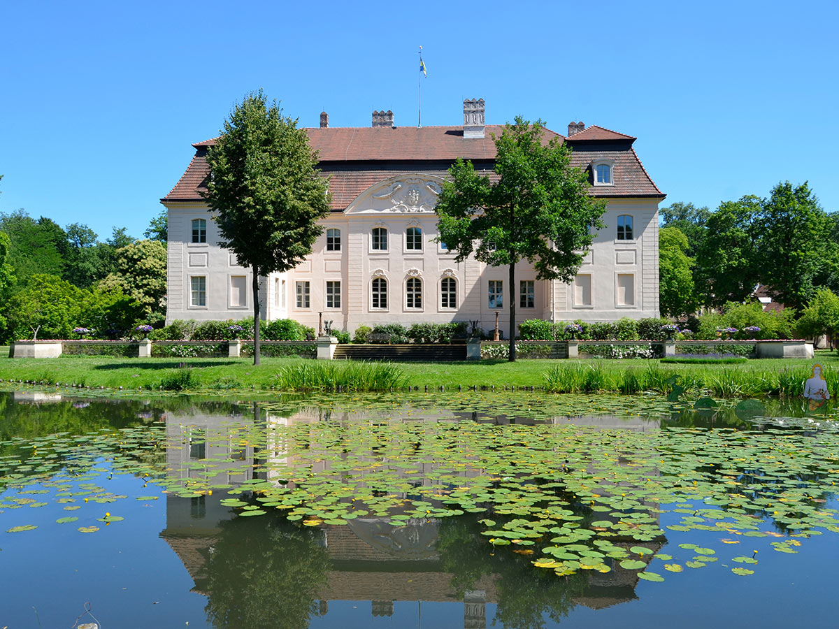 romantischer-spreewald-mit-idyllischer-kahnfahrt-ausflug-nach-cottbus-schloss-branitz-bei-cottbus-87398093.jpg