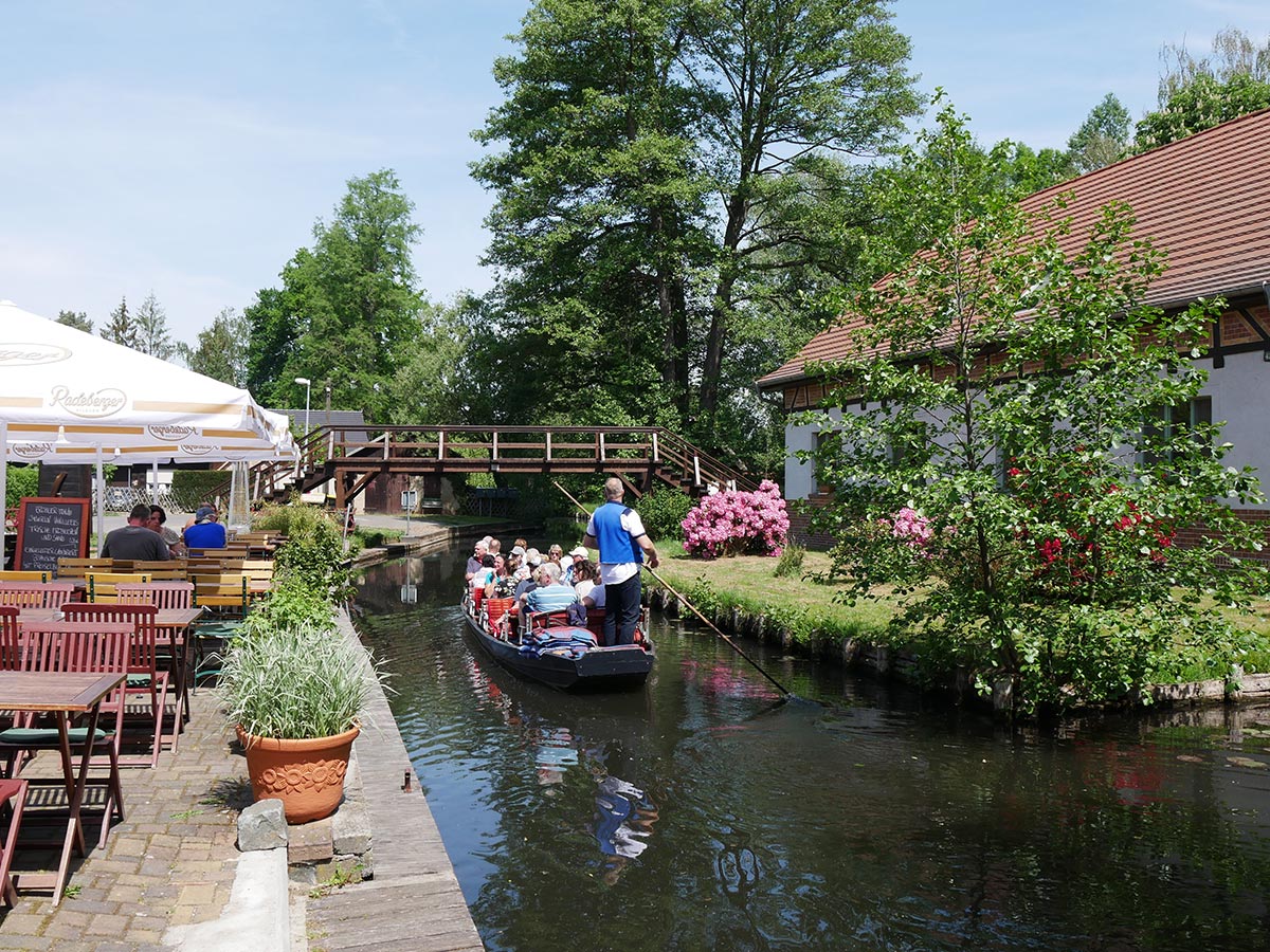 romantischer-spreewald-mit-idyllischer-kahnfahrt-ausflug-nach-cottbus-spreewaldkahn-513260308.jpg