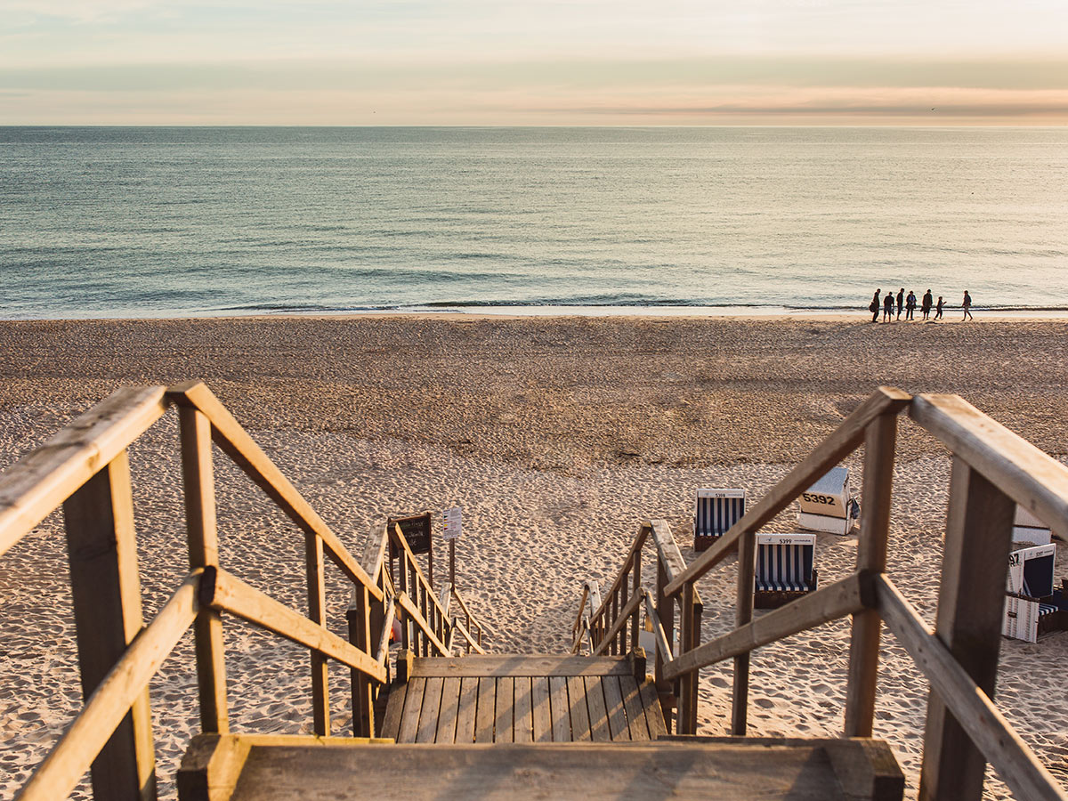 trauminsel-sylt-koenigin-der-nordsee-holztreppe-zum-stand-von-rantum-auf-sylt-162602709.jpg