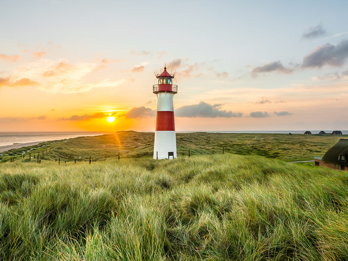 trauminsel-sylt-koenigin-der-nordsee-sonnenaufgang-leuchtturm-in-list-auf-sylt-104899643.jpg