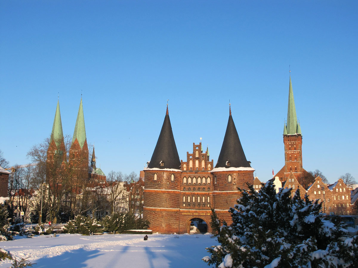 timmendorfer-strand-weihnachtlicher-ostseezauber-luebecker-holstentor-100483633.jpg