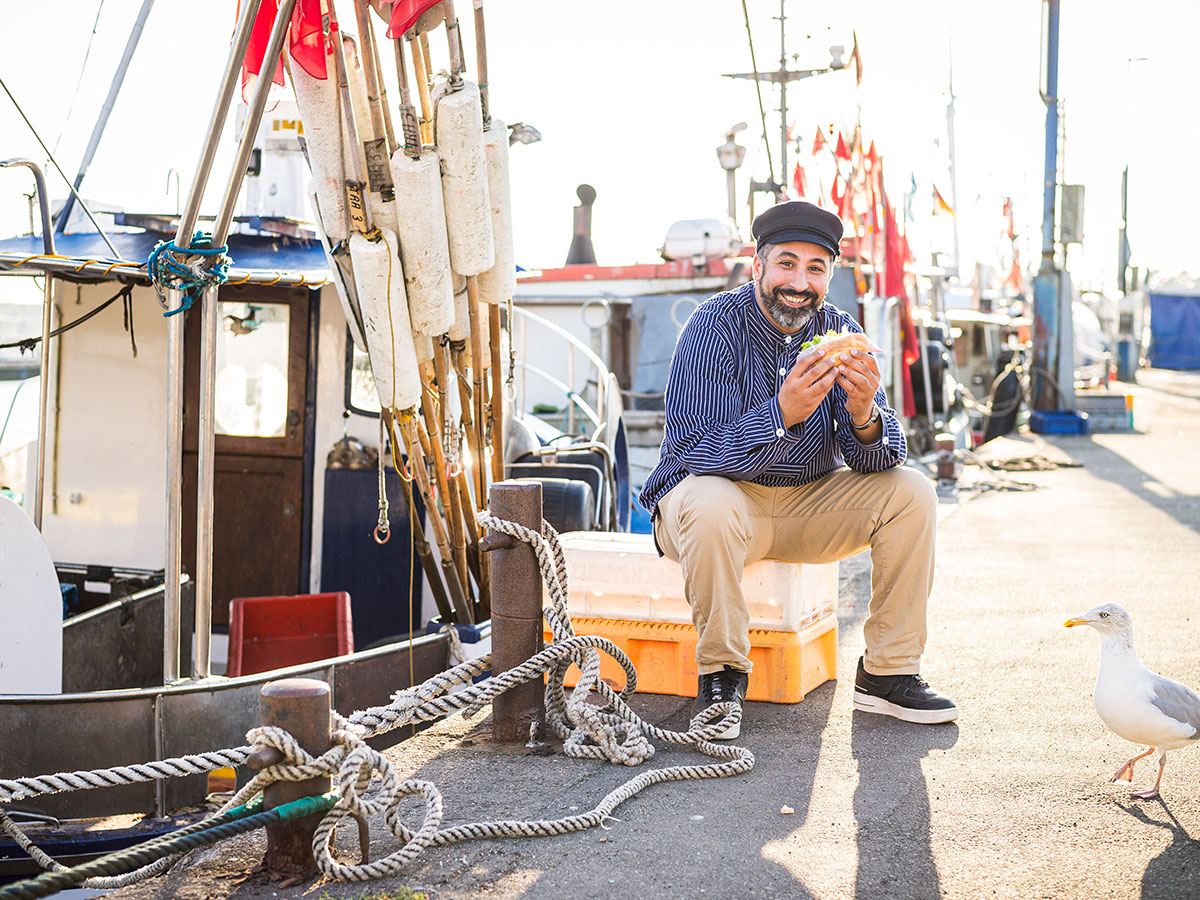 travemuende-osterfest-am-ostseestrand-fischbroetchen-fischereihafen-.jpg