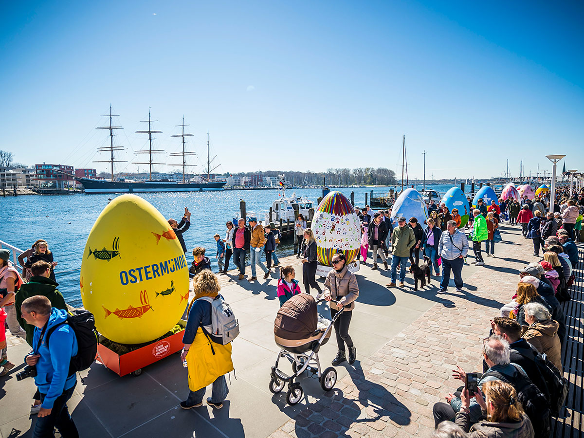 travemuende-osterfest-am-ostseestrand-ostermuende-rieseneiparade-.jpg