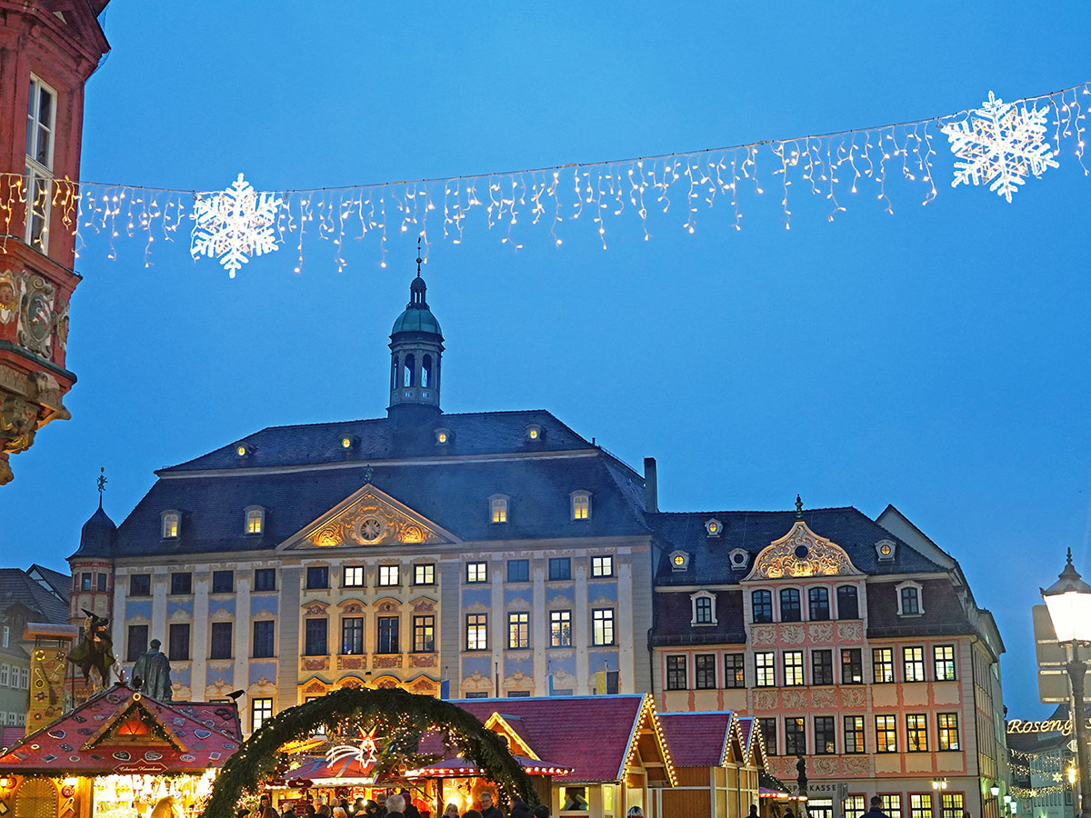 ulm-weihnachten-und-silvester-in-schwaebisch-bayerischer-gemuetlichkeit-weihnachtsmarkt-in-coburg-684671998.jpg