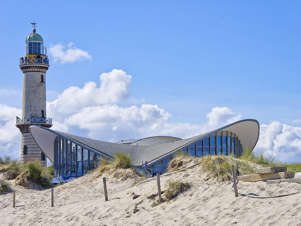 warnemuende-urlaub-zwischen-leuchttuermen-und-sandstraenden-teepott-und-alter-leuchtturm-rostock-warnemuende-mecklenburg-vorpommer-ostee-deutschland-80380654.jpg