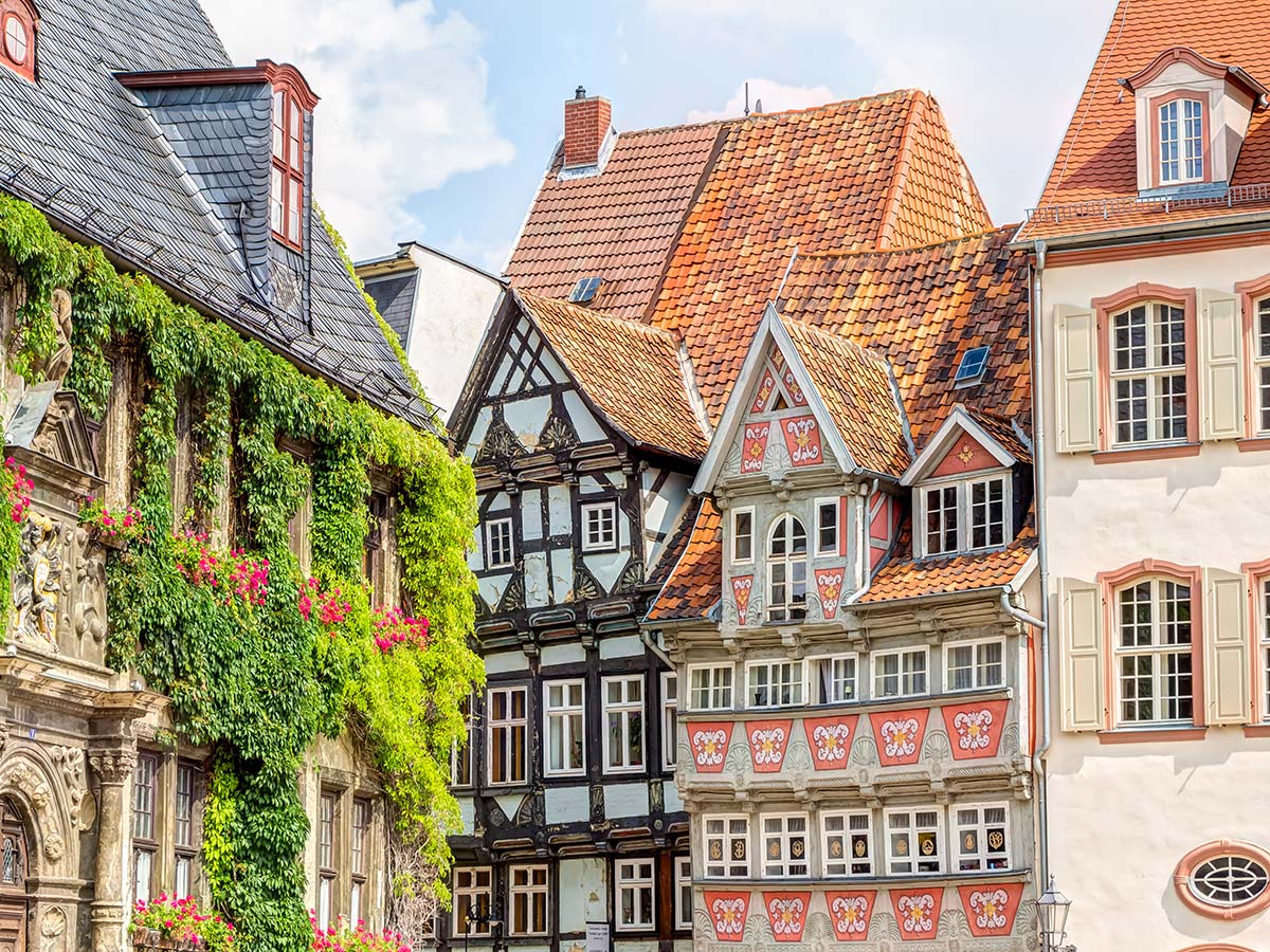 wernigerode-die-fachwerkidylle-am-harz-alte--traditionelle-fachwerkhaeuser-in-der-welterbestadt-quedlinburg-im-harz-116717796.jpg