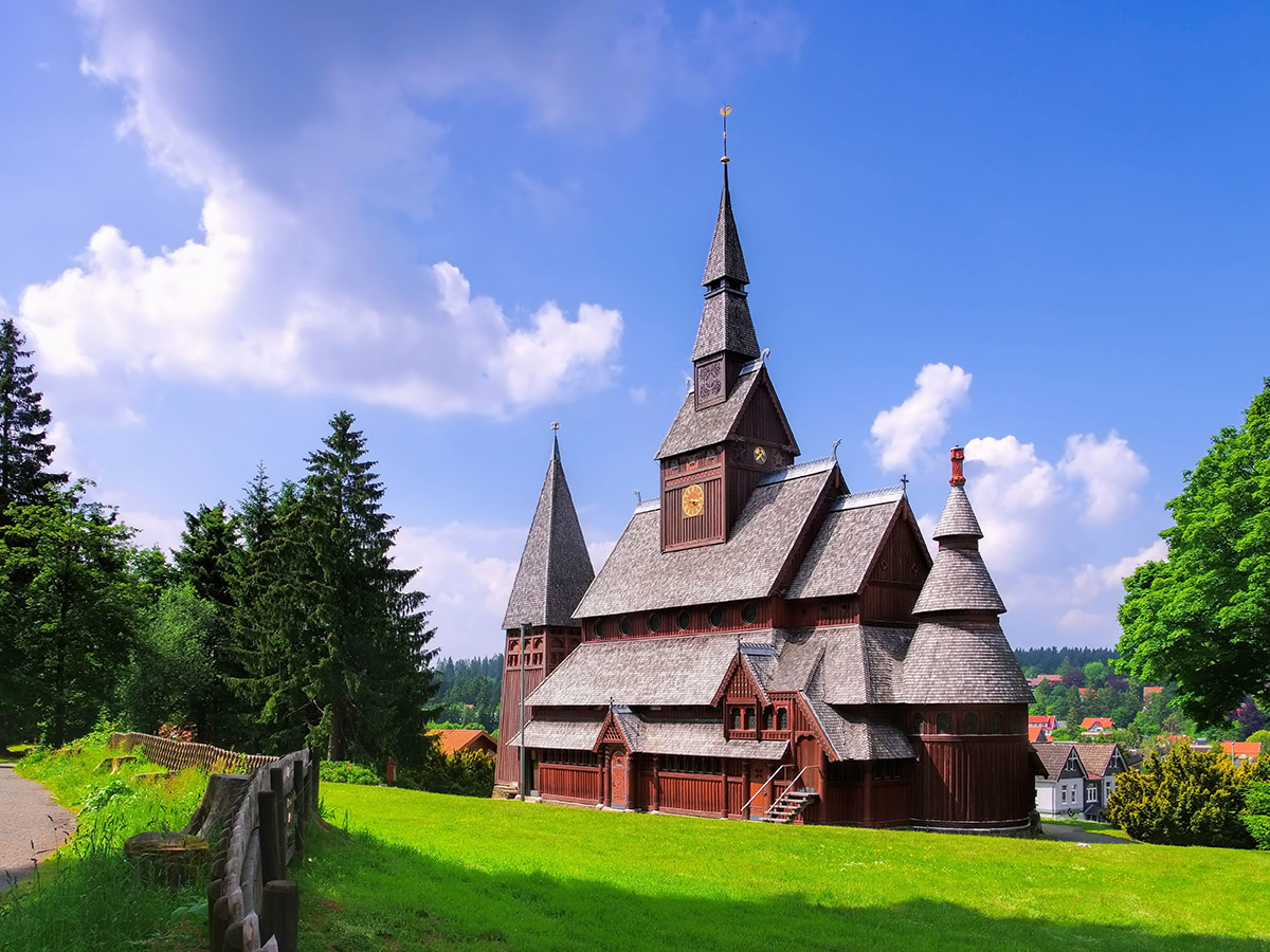 wernigerode-die-fachwerkidylle-am-harz-goslar-stabkirche-89990459.jpg