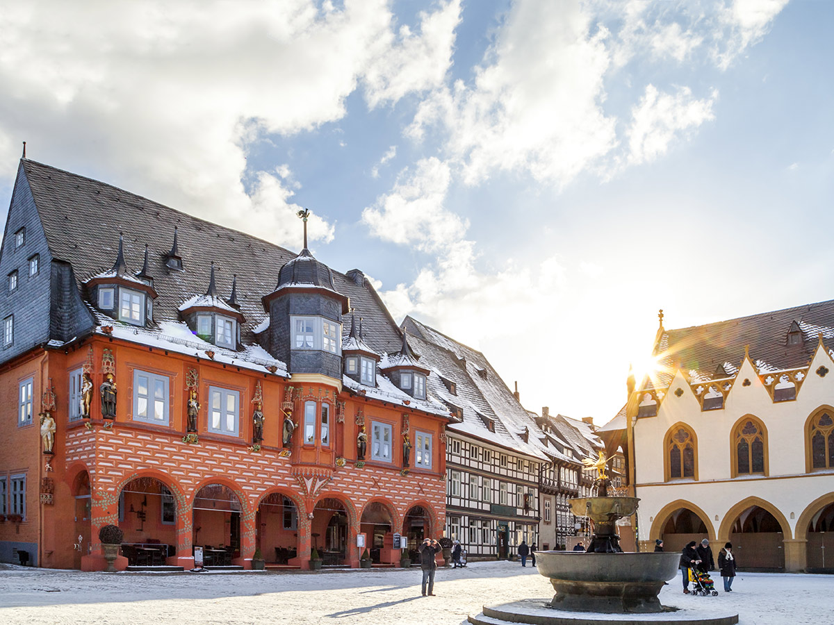 wernigerode-magischer-harz-goslar-marktplatz-193601729.jpg